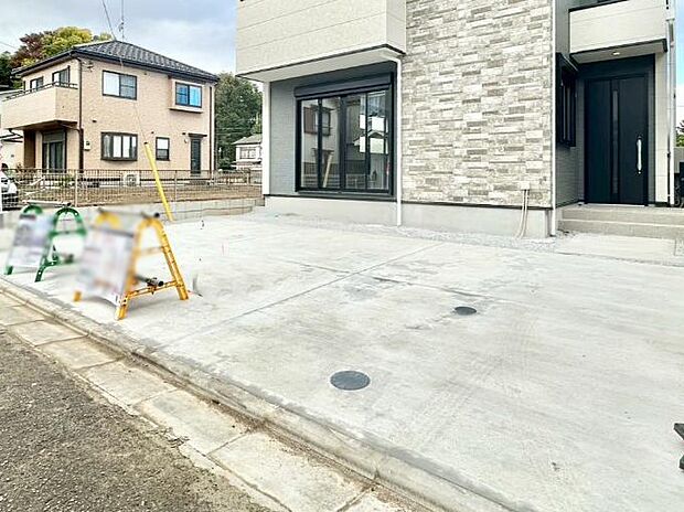 【駐車場】駐車3台可能!急なお客様の駐車に。また、ご家族の自転車スペースとしても大活躍。