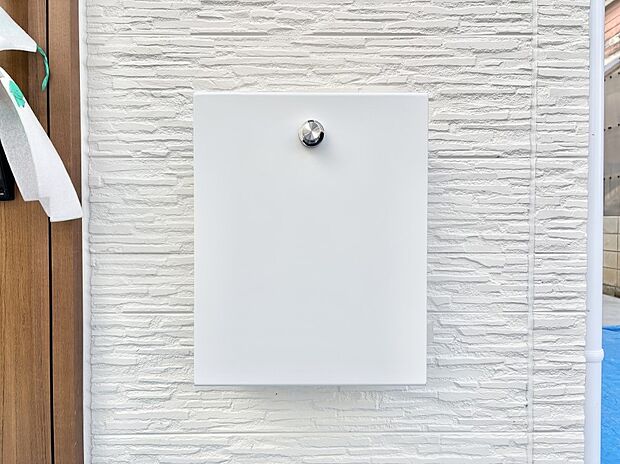 【その他現地】シンプルデザインのポスト。