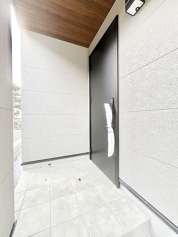 【玄関】大切な家族、来客を出迎える玄関。