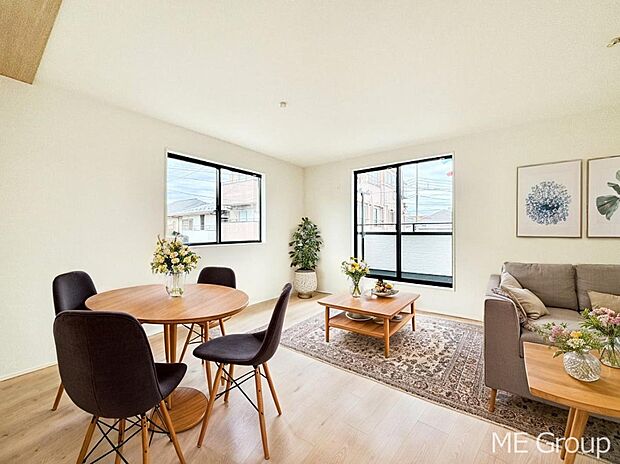 【リビング】ご家族の賑やかな話し声で包まれる明るいリビング ※家具はCGです