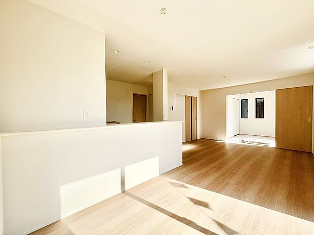 【リビングダイニング】家族団らんの時間も増えそうなくつろぎのリビングダイニング。