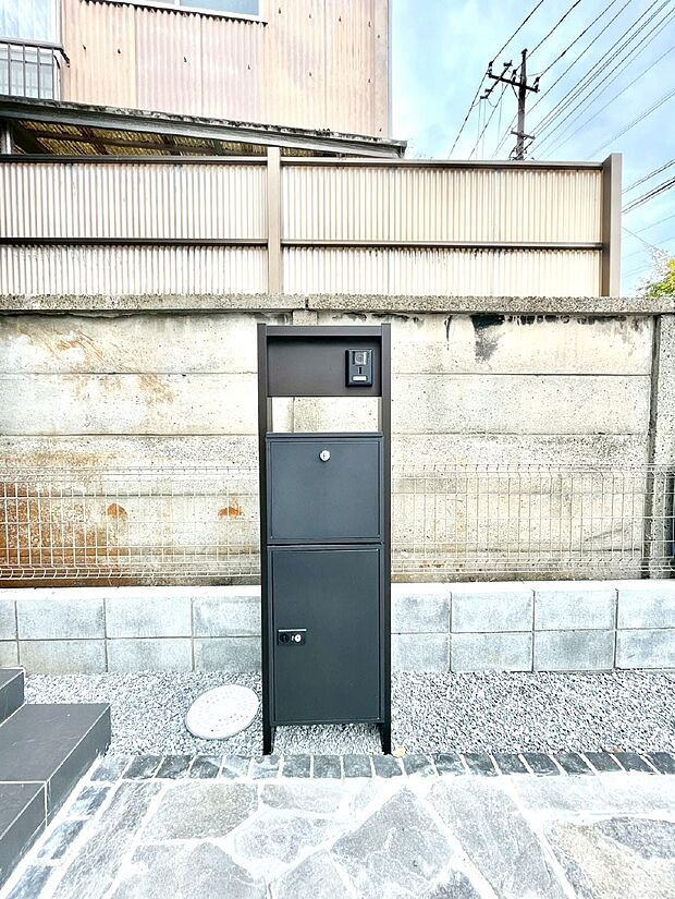 【その他現地】シンプルデザインのポスト。