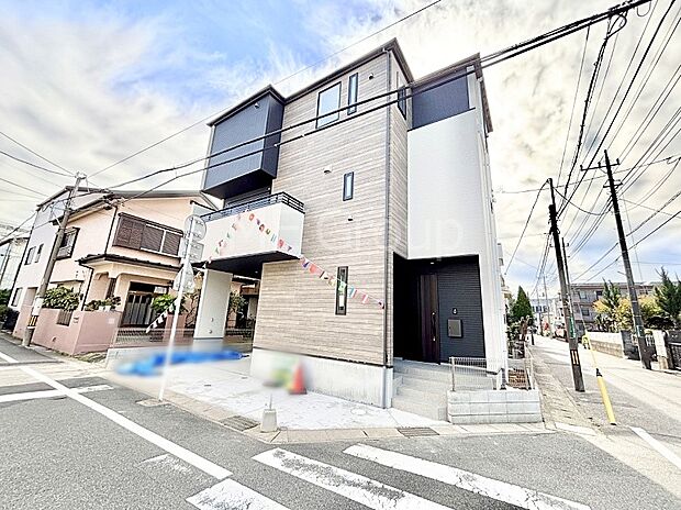 【現地外観写真】洗練された外観、上質な住空間が広がる室内は永く安心して過ごせる住居です。 