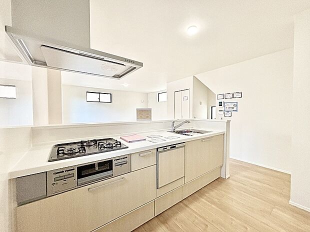 【ダイニングキッチン】カウンター越しに楽しいおしゃべり。いつものお料理がもっと美味しくなりそうですね。