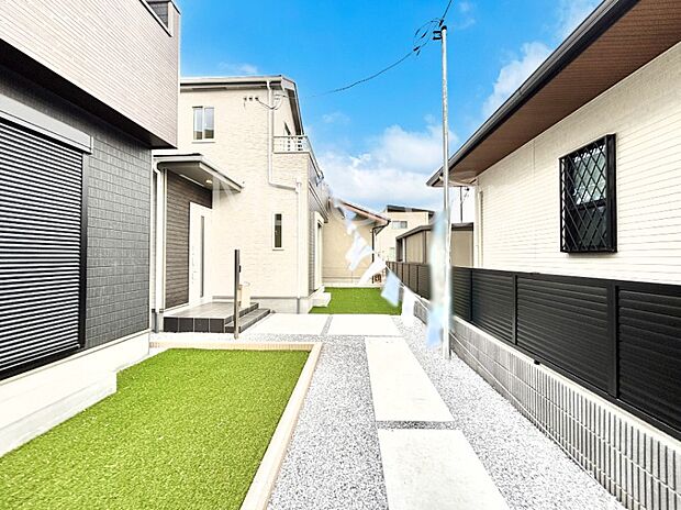 【現地外観写真】対面キッチン＆リビングイン階段を採用した家族の絆深まるマイホーム！