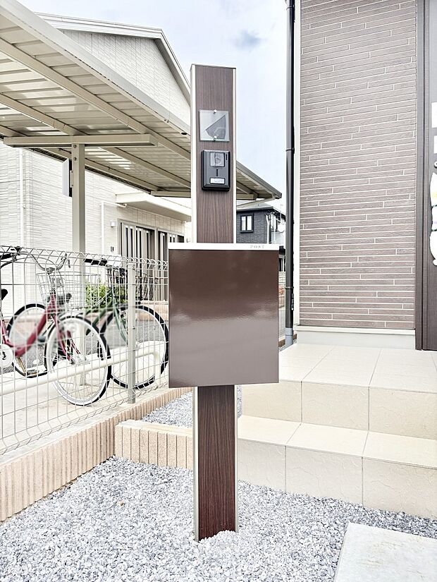 【その他現地】シンプルデザインのポスト。