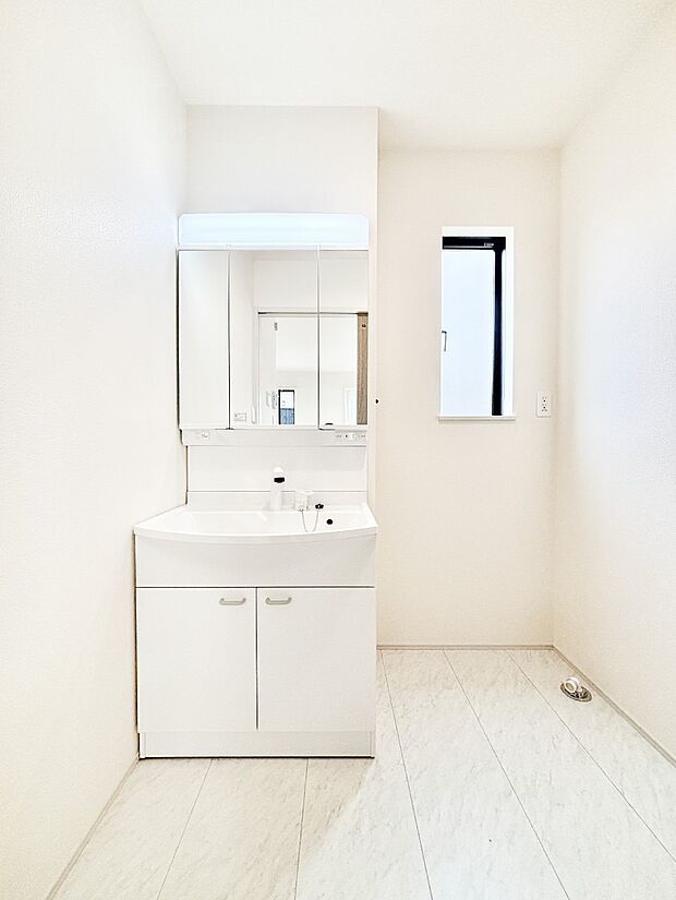 【洗面台・洗面所】収納力と機能性に優れたお手入れラクラク洗面化粧台！