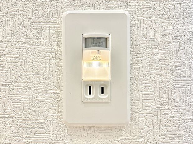 【その他設備(足元灯)】足元灯を設置して安全に配慮しました。