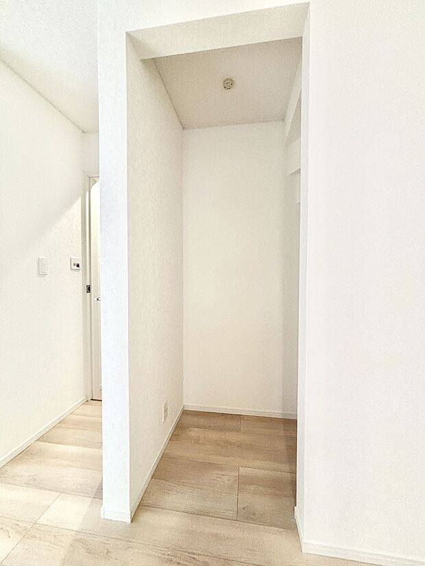 【その他設備(パントリー)】キッチンにはパントリー!食材のストックはもちろん、日用品の収納など使い方はいろいろ!