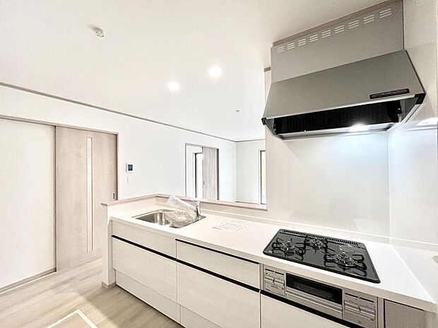 【ダイニングキッチン】料理をしながらでもご家族との会話を楽しめる対面キッチン