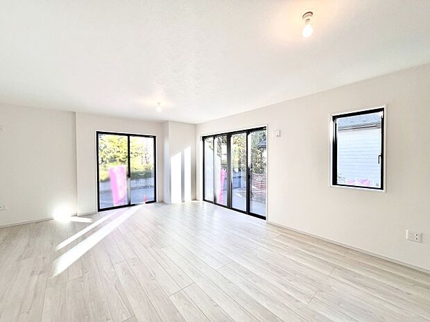 【ダイニング】大きな窓からたっぷりの陽光と風を感じられるリビング