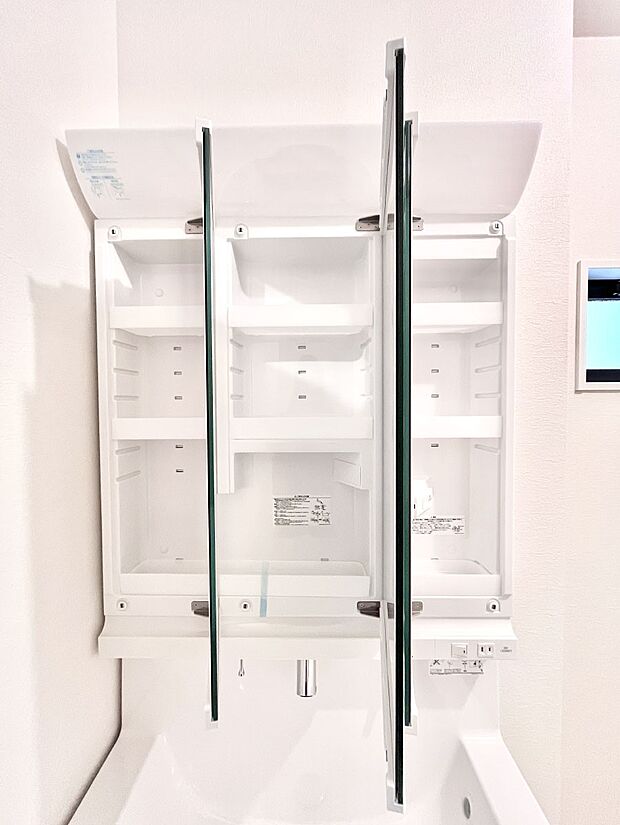 【その他設備(三面鏡裏収納)】三面鏡の裏に、化粧品や衛生用品などを収納可能。洗面台をすっきりと保ちます！