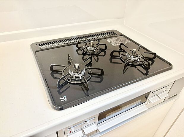 【その他設備(Siセンサーコンロ)】ガスコンロはSiセンサー搭載。火力調節や焦げ付き・消し忘れも防いでくれます。