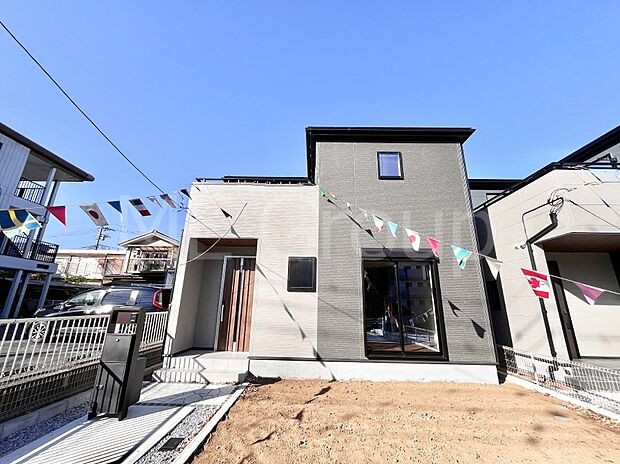 【現地外観写真】洗練された外観、上質な住空間が広がる室内は永く安心して過ごせる住居です。