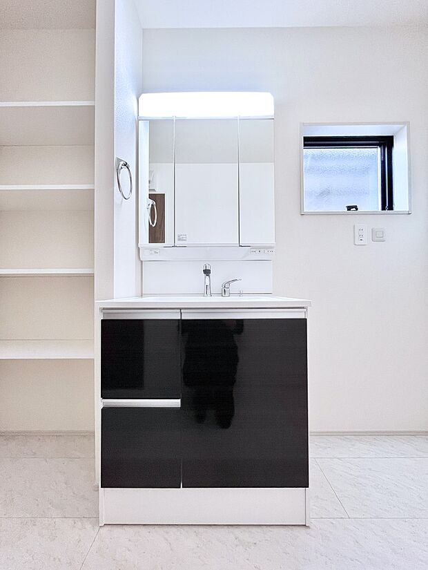 【洗面台・洗面所】大きく見やすい三面鏡で清潔感ある洗面台は、身だしなみチェックや肌のお手入れにおすすめです。