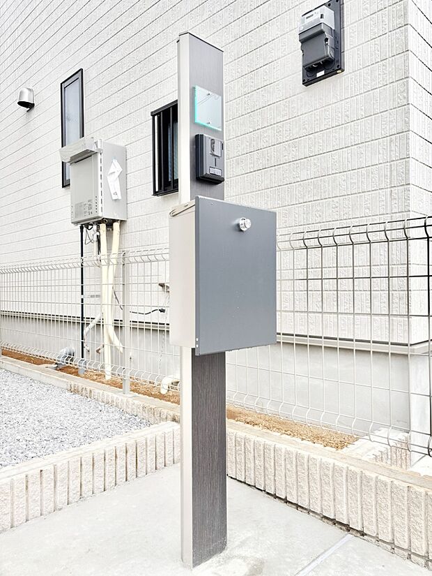 【その他現地】表札・インターホン・ポストをひとつに集約。エントランスになじむシンプルデザイン。