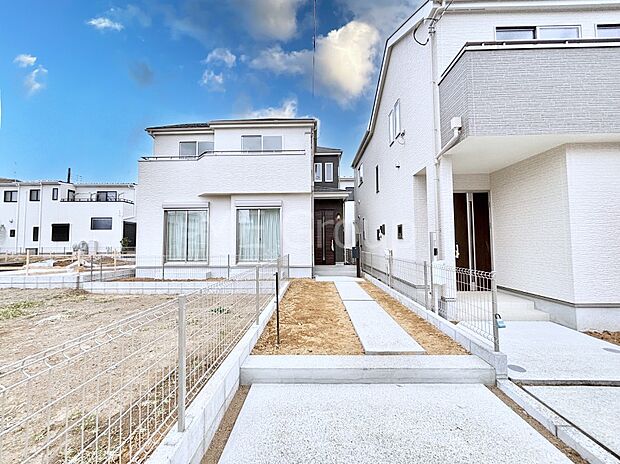 【現地外観写真】たっぷりの陽光と心地よい風が舞い込む住まい 