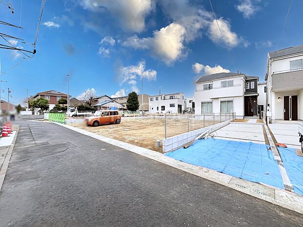 【前面道路含む現地写真】奥まった地形は、車道に面しておらず、静かでプライベート感を味わえる立地です。