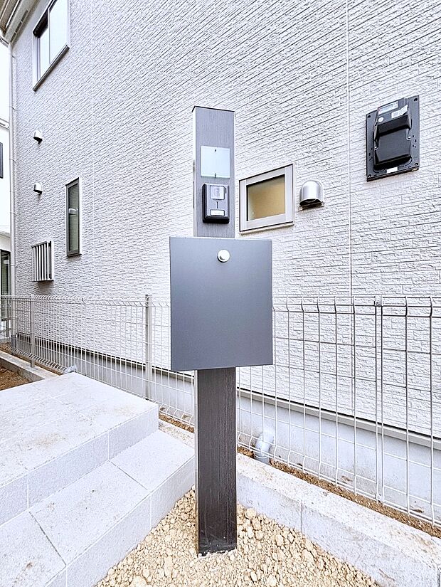 【その他現地】表札・インターホン・ポストをひとつに集約。エントランスになじむシンプルデザイン。