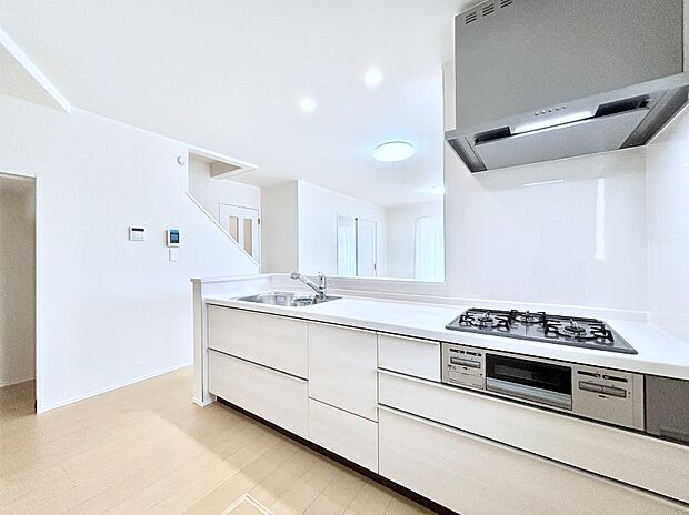 【キッチン】広々とした使い勝手の良いキッチンで日々のお料理も楽しくなりそう