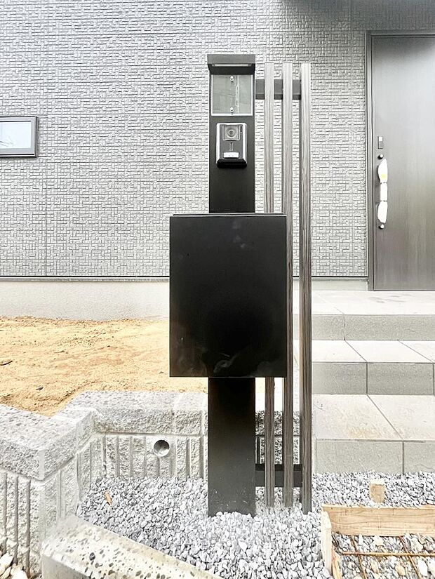 【その他現地】表札・インターホン・ポストをひとつに集約。エントランスになじむシンプルデザイン。