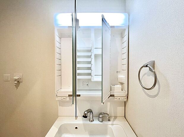 【その他設備(三面鏡裏収納)】三面鏡の裏に、化粧品や衛生用品などを収納可能。洗面台をすっきりと保ちます!