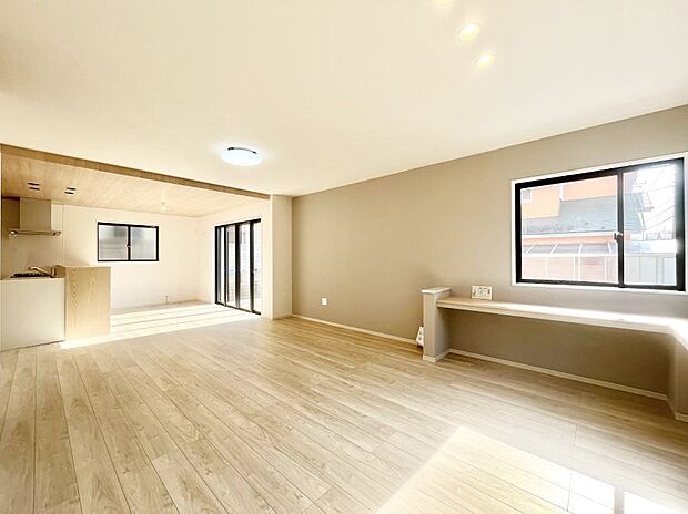 【リビングダイニング】明るい陽光が注ぎ、寛ぎの雰囲気に満たされるリビング・ダイニング。