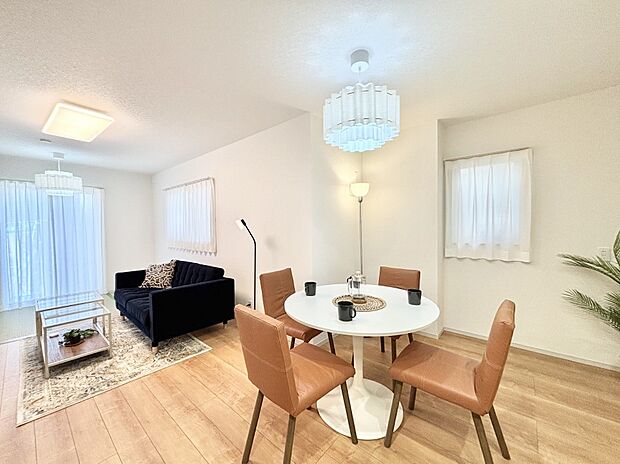 【ダイニング】大きな窓からたっぷりの陽光と風を感じられるリビング  