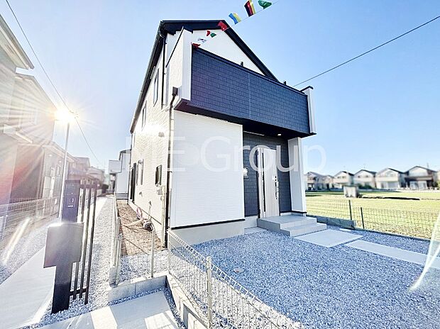 【現地外観写真】上質感あふれる外観デザイン。魅力の住まいを実現。