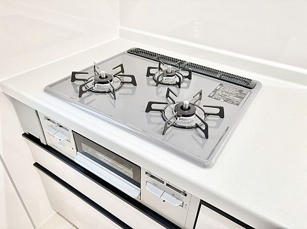 【その他設備(Siセンサーコンロ)】ガスコンロはSiセンサー搭載。火力調節や焦げ付き・消し忘れも防いでくれます。