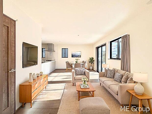 【リビング】ご家族の賑やかな話し声で包まれる明るいリビング  ※家具はCGです