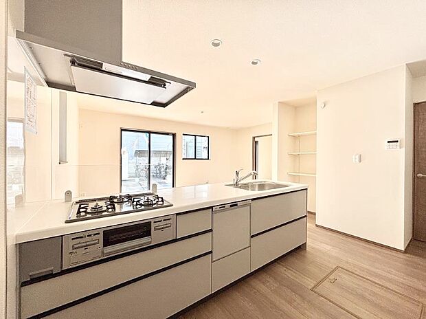 【ダイニングキッチン】料理をしながらでもご家族との会話を楽しめる対面キッチン