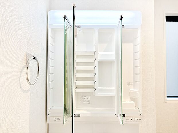 【その他設備(三面鏡裏収納)】三面鏡の裏に、化粧品や衛生用品などを収納可能。洗面台をすっきりと保ちます!