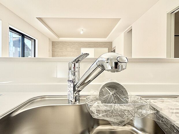 【その他設備(浄水器)】いつでも清潔なおいしいお水を。一つの水栓で水道水と浄水を使い分け。