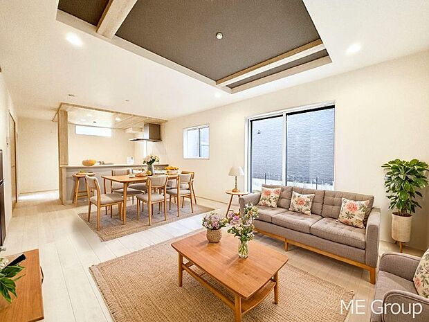 【リビング】ご家族の賑やかな話し声で包まれる明るいリビング  ※家具はCGです