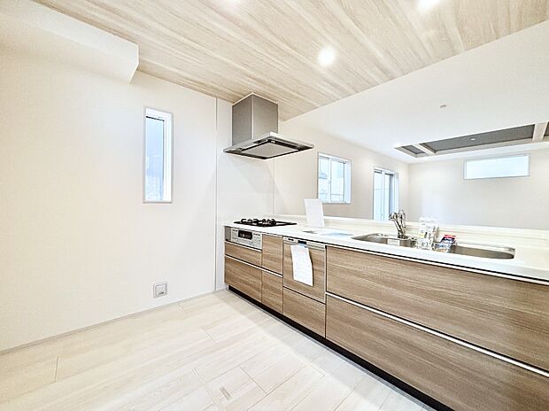 【ダイニングキッチン】爽やかな風が通り抜けるキッチン。窓があるので明るく換気にも役立ちます。