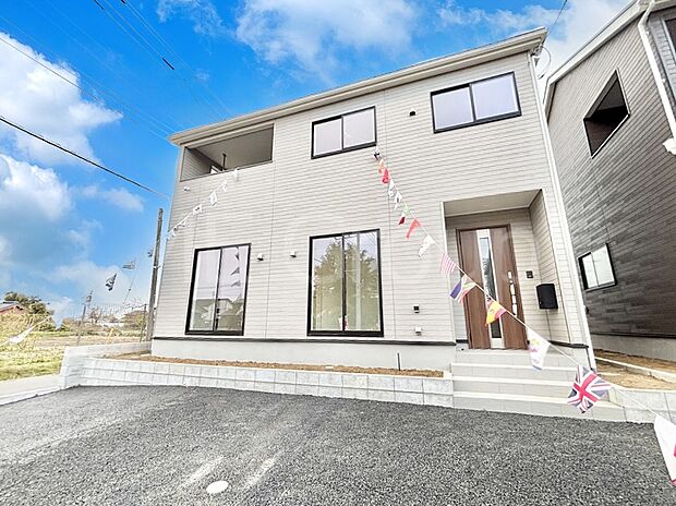 【現地外観写真】洗練された外観、上質な住空間が広がる室内は永く安心して過ごせる住居です。 