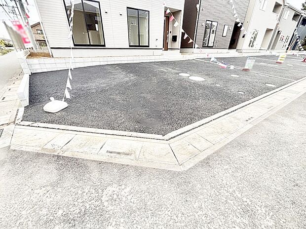 【駐車場】駐車3台可能！急なお客様の駐車に。また、ご家族の自転車スペースとしても大活躍。