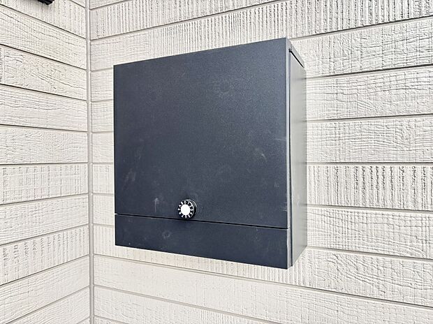 【その他現地】シンプルデザインのポスト。