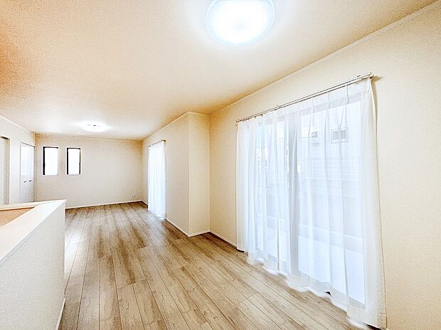 【ダイニング】大きな窓からたっぷりの陽光と風を感じられるリビング