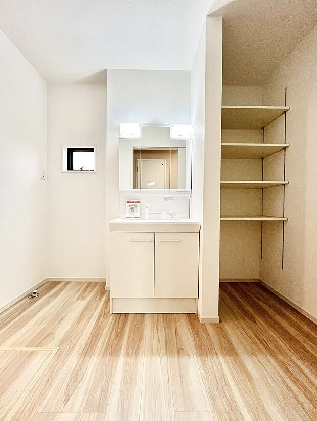 【洗面台・洗面所】大きく見やすい三面鏡で清潔感ある洗面台は、身だしなみチェックや肌のお手入れにおすすめです。