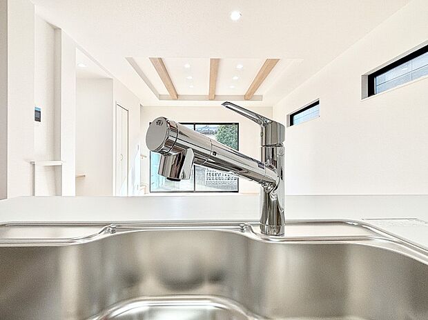 【その他設備(浄水器)】いつでも清潔なおいしいお水を。一つの水栓で水道水と浄水を使い分け。