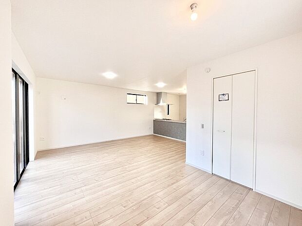 【ダイニング】明るい陽光が注ぎ、寛ぎの雰囲気に満たされるダイニング。