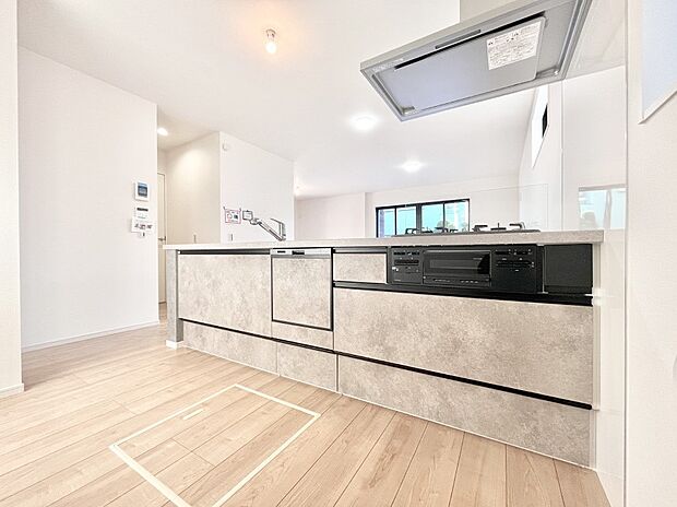 【ダイニングキッチン】リビングで遊ぶお子様を見守りながらお料理ができる対面キッチン。