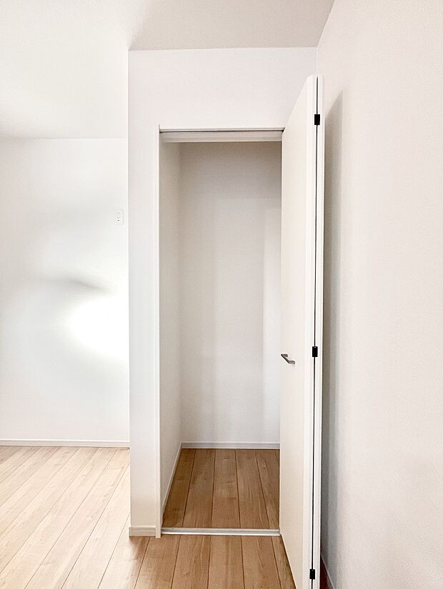 【その他設備(キッチン横収納)】食材のストックはもちろん、日用品の収納など使い方はいろいろ!