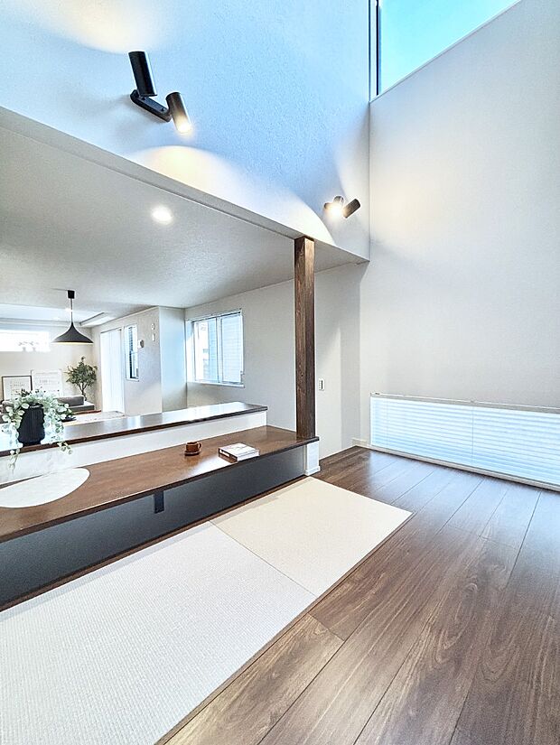 【リビング】ホッとひと息つける小上がりのタタミスペースをリビングに設けました。