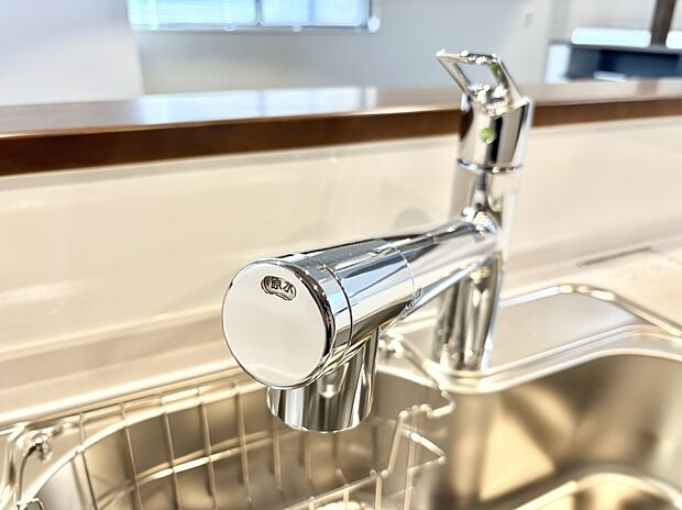 【その他設備(浄水器)】いつでも清潔なおいしいお水を。一つの水栓で水道水と浄水を使い分け。