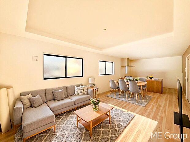 【リビング】お洒落で開放感のある折り上げ天井を採用したリビング※家具はCGです