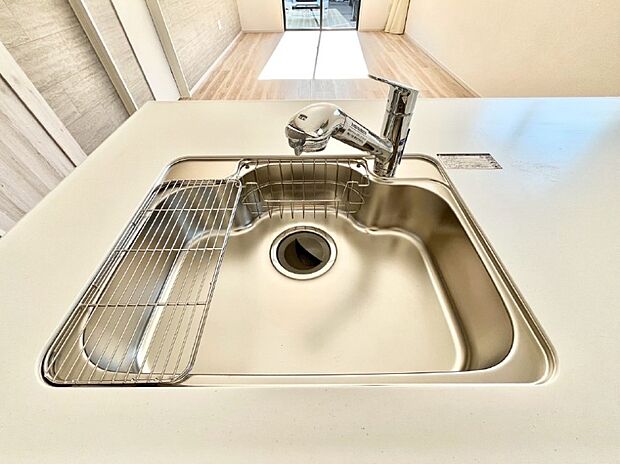 【その他設備(シンク)】広々としたシンクでお料理やお皿洗いもラクラク快適に！