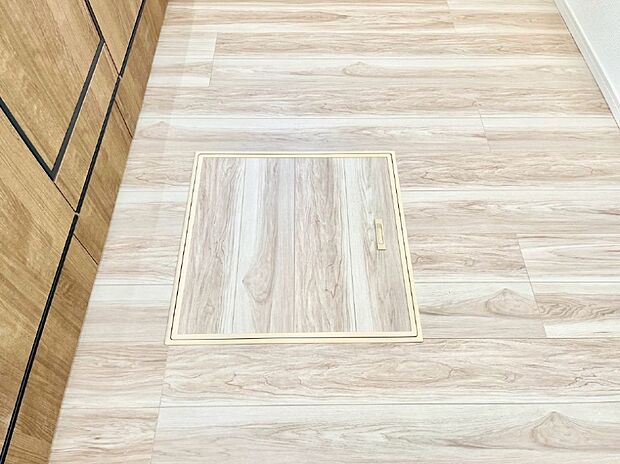 【その他設備(床下収納)】床下収納付き！日用品・非常用品の収納にも大活躍。
